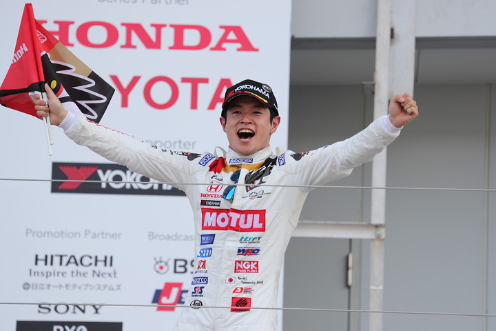 表彰式: 優勝した山本尚貴（TEAM MUGEN）