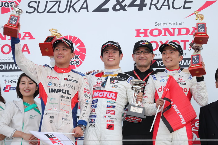 表彰式: 優勝・山本尚貴、2位・関口雄飛、3位・野尻智紀