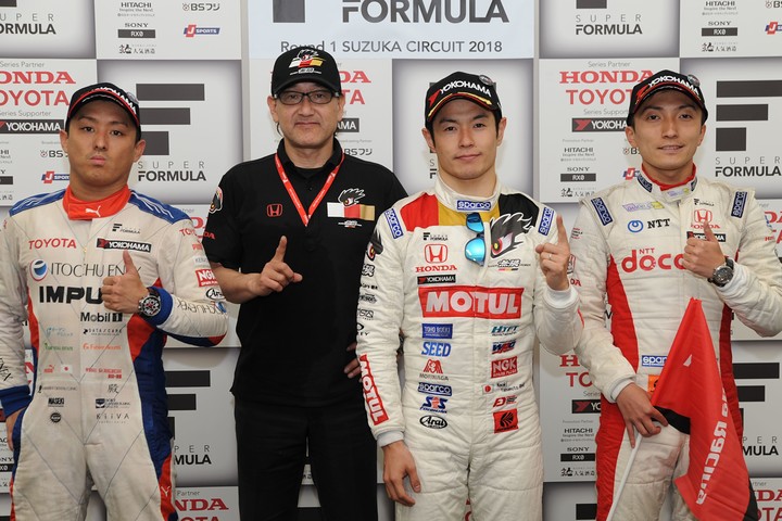 決勝フォトセッション: トップ3と優勝チーム監督