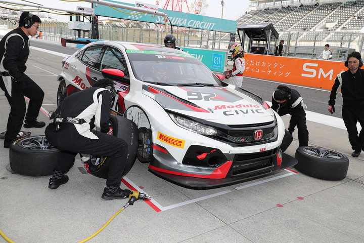 ピットインする植松忠雄／中野信治／大津弘樹／小林崇志組（Modulo CIVIC TCR）