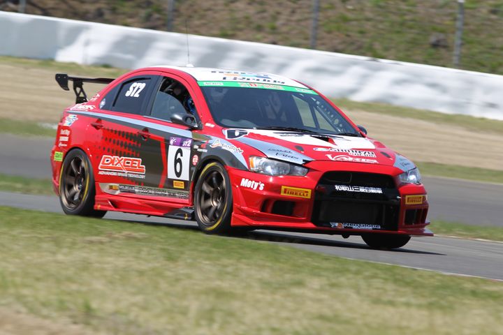 ST-2クラスポールポジションの冨桝朋広／菊地靖／大橋正澄組（新菱オート☆DIXCELエボⅩ）