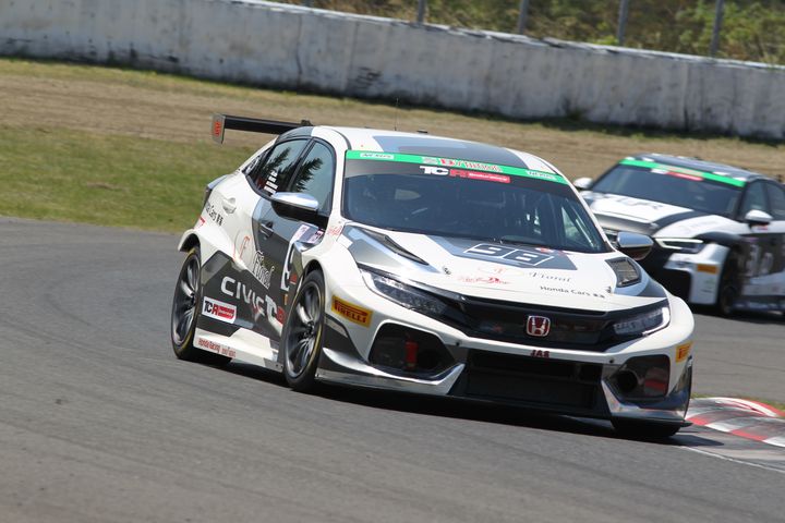 ST-TCRクラスポールポジションの飯田太陽／加藤寛規／高橋一穂組（FLORAL CIVIC TCR）
