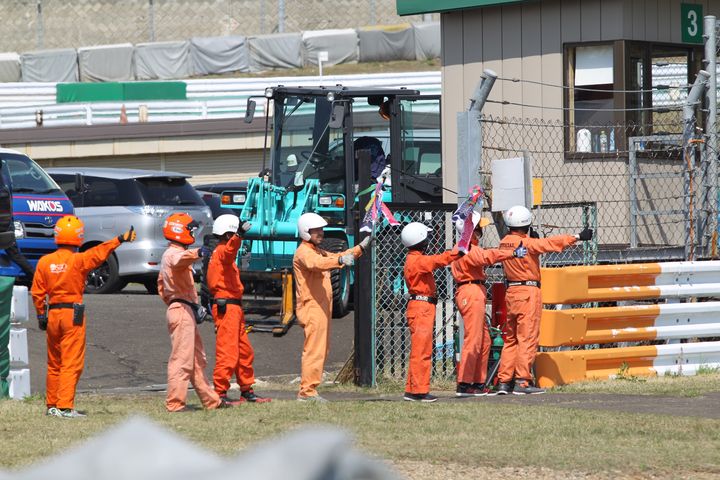 グループ2のウォームアップ時、鯉のぼりを振るオフィシャル