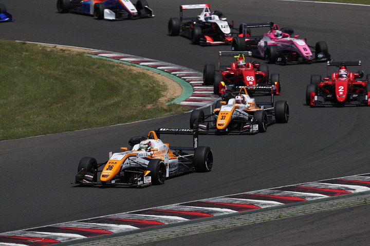 25周の決勝がスタートした。スタート直後の1コーナー