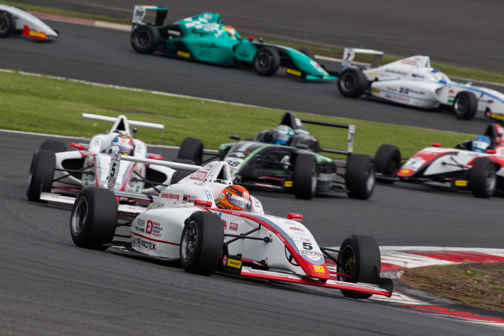 スタート直後のダンロップコーナー