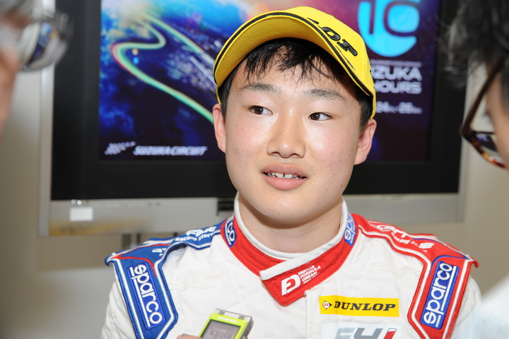 優勝した角田裕毅（Hondaフオ一ミュラ・ドリ一ム・プロジ工クト）