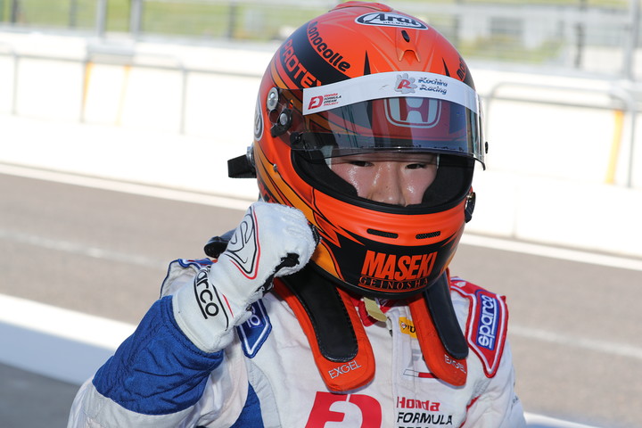 優勝した角田裕毅（Hondaフオ一ミュラ・ドリ一ム・プロジ工クト）