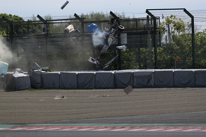 他車同士の接触に巻き込まれた岡本大地（ATEAM Buzz Racing F110）が大クラッシュ