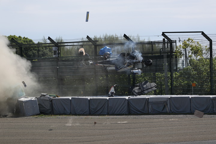 舞い上がる岡本大地のマシン