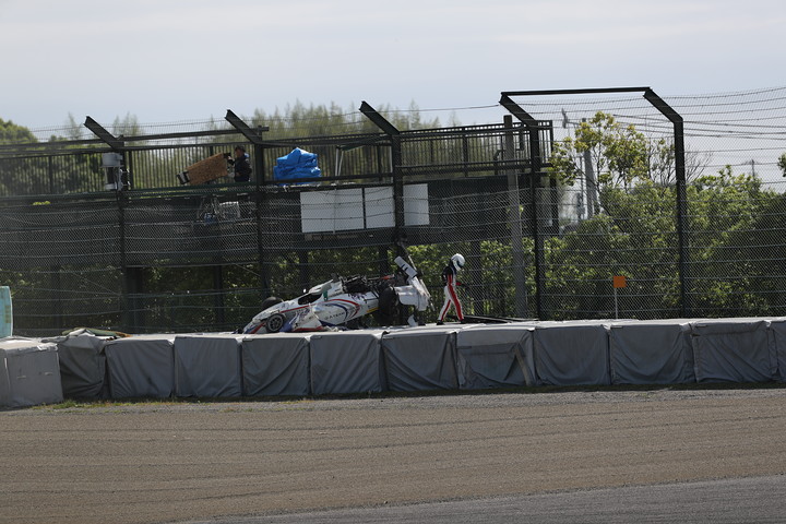 岡本大地は自力でマシンを降りて無事