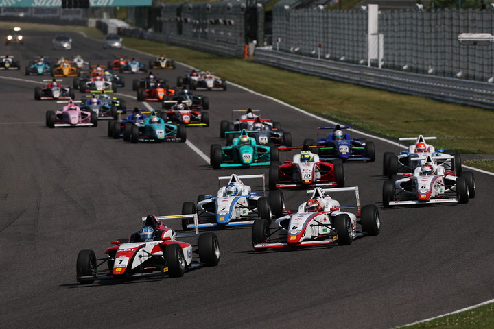 10周または30分の決勝レースがスタートした