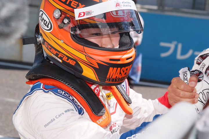 優勝した角田裕毅（Hondaフオ一ミュラ・ドリ一ム・プロジ工クト）