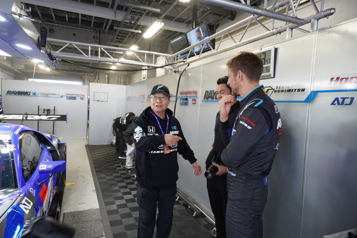 高橋国光監督とジェンソン・バトン（TEAM KUNIMITSU）