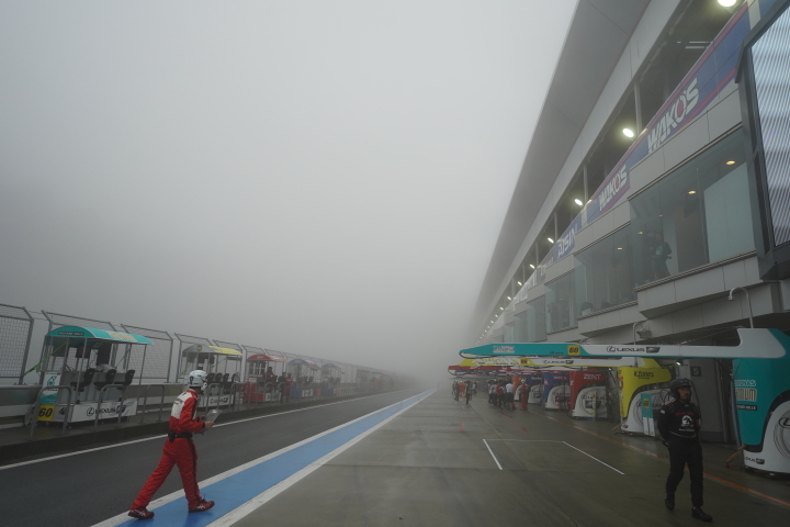 霧に覆われる富士スピードウェイ。公式練習は延期された