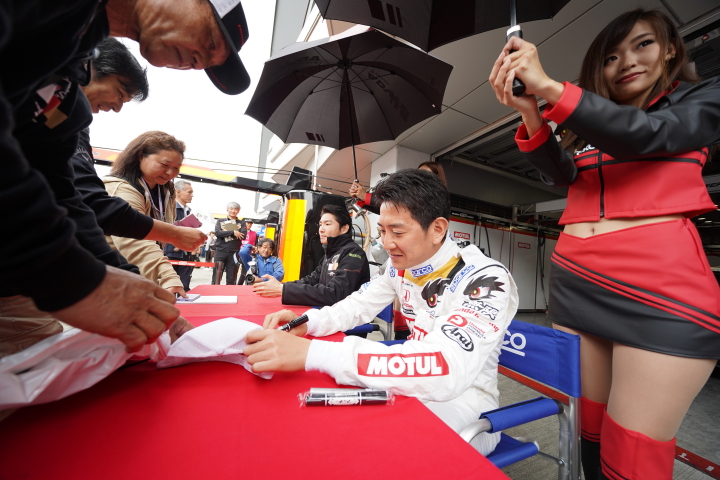 ピットウォーク: 武藤英紀（TEAM MUGEN）