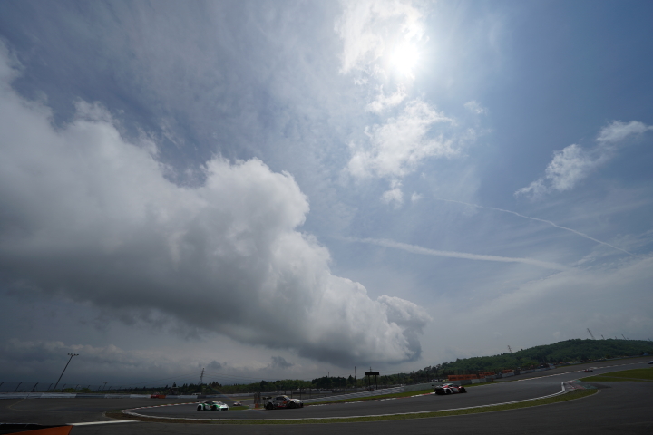 公式練習: 霧も晴れ太陽が顔をだし公式練習が始まった