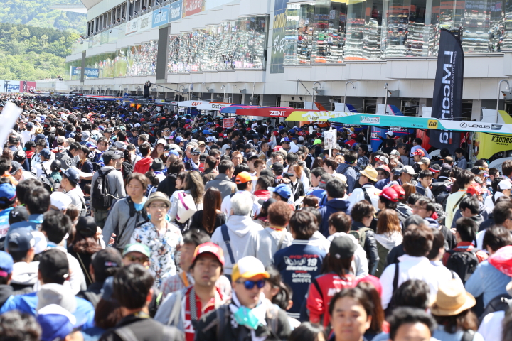 ピットウォーク: ピットロードは人、人、人……