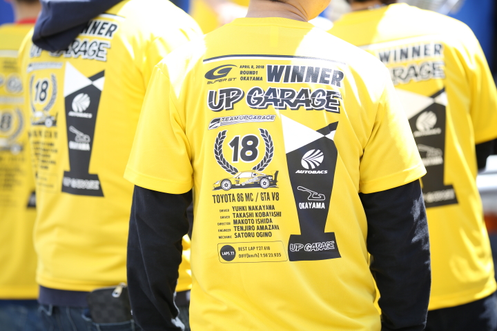 ピットウォーク: TEAM UPGARAGE第1戦岡山優勝のTシャツ