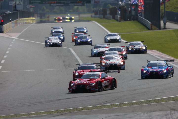 決勝レース: GT500クラスのスタートシーン
