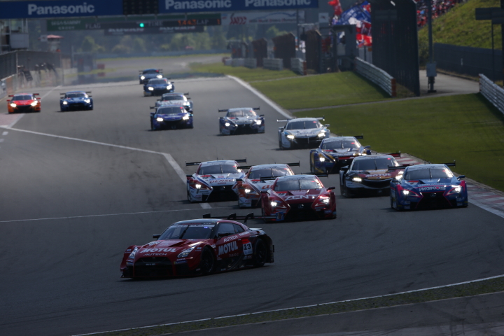 決勝レース: 2周目、1コーナーに侵入するGT500クラスの先頭集団