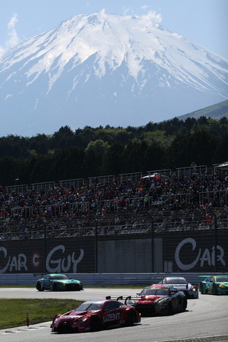 決勝レース: 昨日と打って変わって快晴の下、富士山も顔を出しレースは進行した