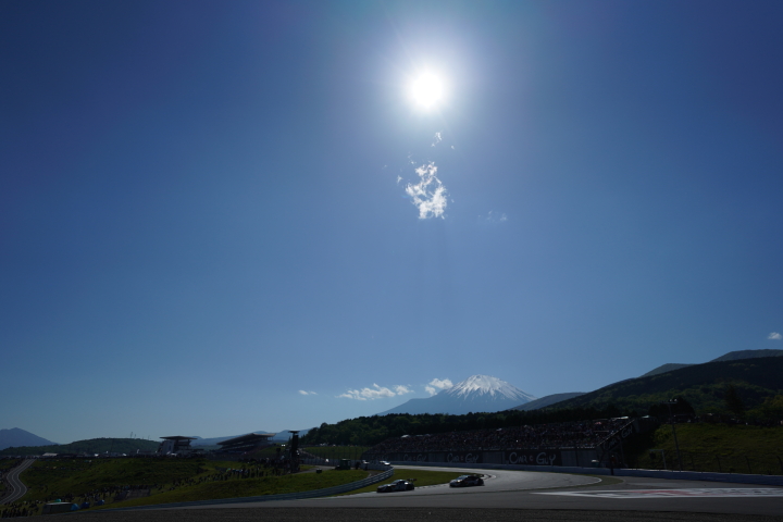 決勝レース: 昨日と打って変わって快晴の下、富士山も顔を出しレースは進行した