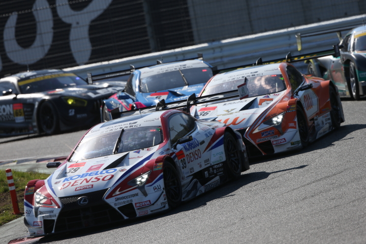 決勝レース: ヘイッキ・コバライネン（DENSO KOBELCO SARD LC500） vs ジェームス・ロシター（au TOM'S LC500）