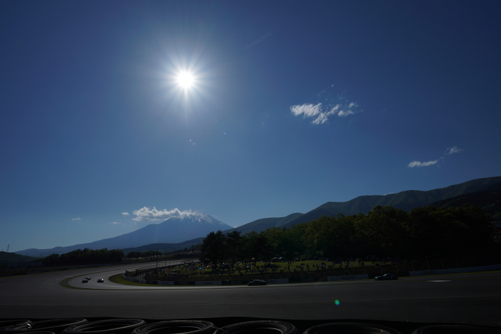 決勝レース: 快晴の下、100Rを回るGTマシン