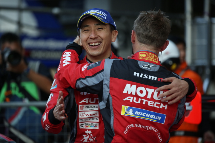 決勝レース: GT500クラスで優勝した松田次生とロニー・クインタレッリ（NISMO）