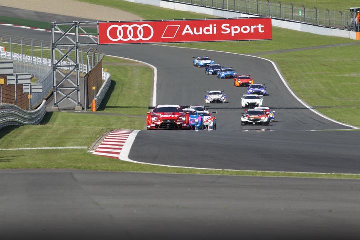 GT500クラスのスタートシーン