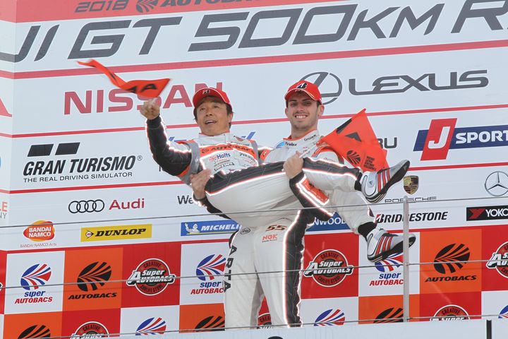 GT300クラス優勝の高木真一とショーン・ウォーキンショー