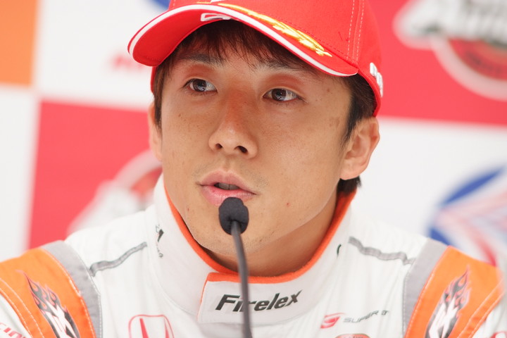 GT500クラスポールポジションの伊沢拓也（AUTOBACS RACING TEAM AGURI）