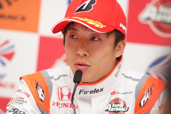 決勝記者会見: GT500クラス優勝の伊沢拓也（AUTOBACS RACING TEAM AGURI）