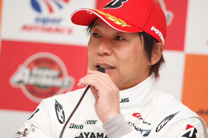 決勝記者会見: GT300クラス優勝の新田守男（K-tunes Racing LM corsa）