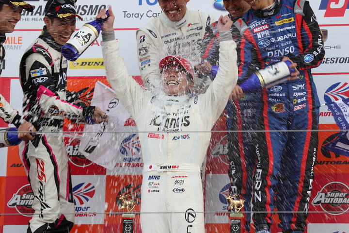 最多勝に並んだ新田守男がシャンパンファイトの祝福を受ける