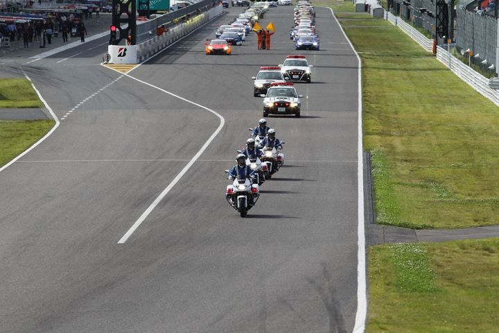 三重県交通機動隊の先導でパレードラップが始まった