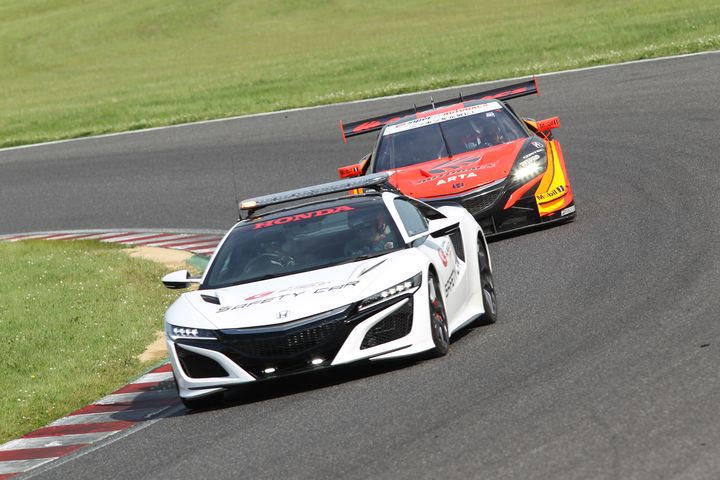 レースは途中セーフティーカーが導入された