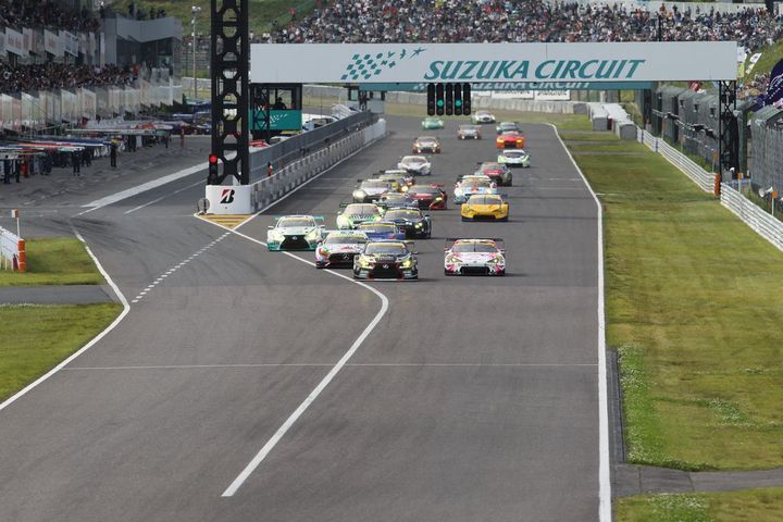 GT300クラスのスタートシーン