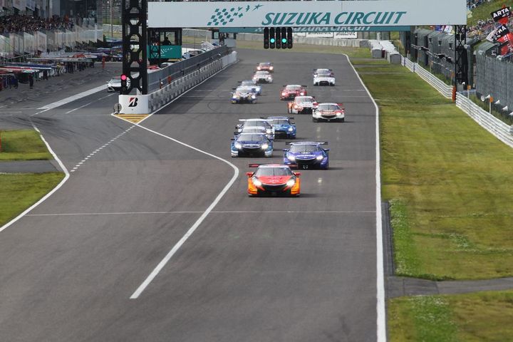 GT500クラスのスタートシーン