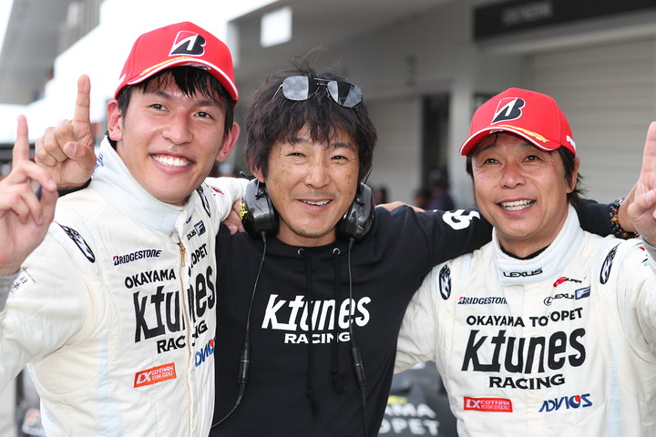 GT500クラスで優勝した新田守男／中山雄一組と影山正彦監督（K-tunes Racing LM corsa）