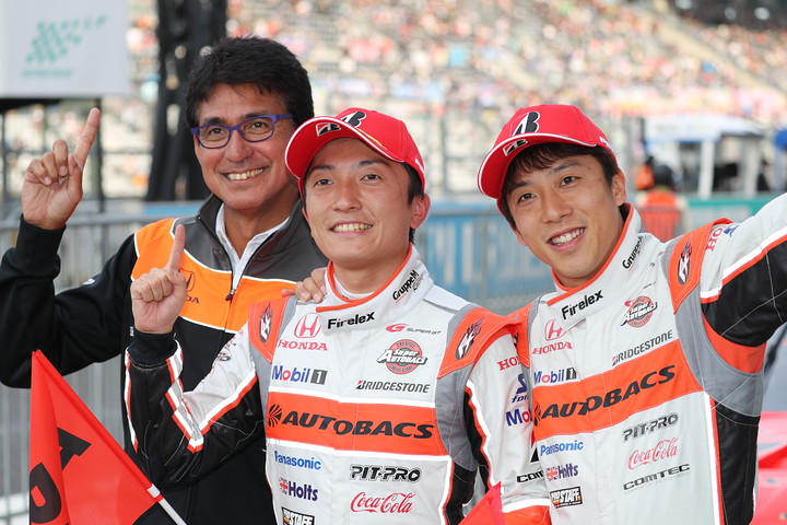 GT500クラスで優勝した野尻智紀／伊沢拓也組と鈴木亜久里監督（ARTA）