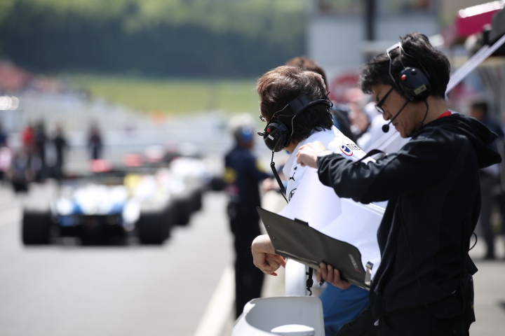 フリー走行: コースインするSFマシン