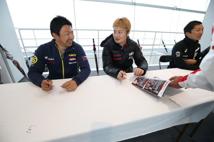 サイン会: 片岡龍也監督（UOMO SUNOCO TEAM LEMANS）と山下健太（KONDO RACING）