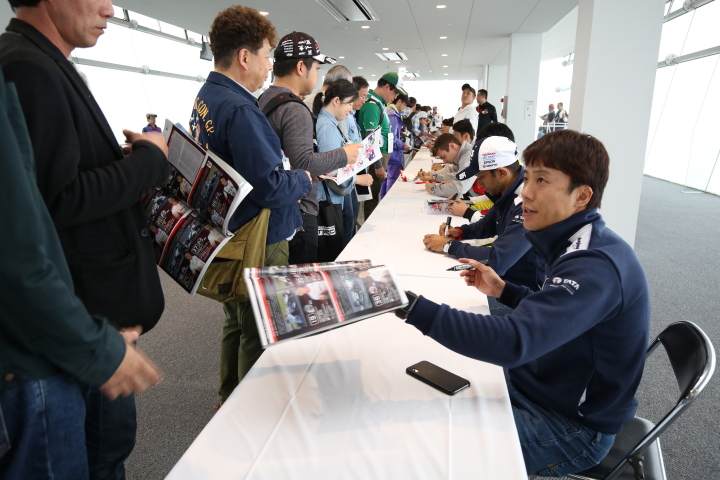 サイン会: 伊沢拓也（TCS NAKAJIMA RACING）