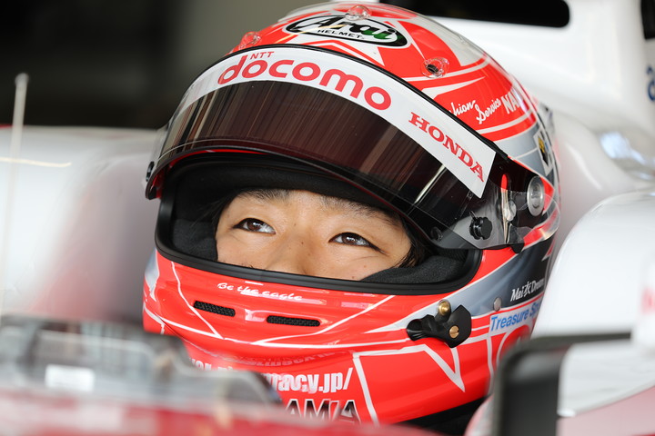 予選に向けコックピットで待機する松下信治（DOCOMO TEAM DANDELION RACING ）