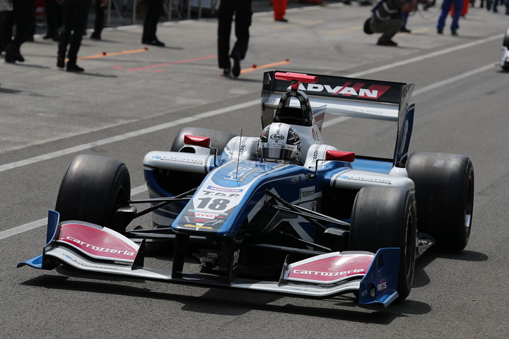 予選に出撃する小林可夢偉（KCMG Elyse SF14）