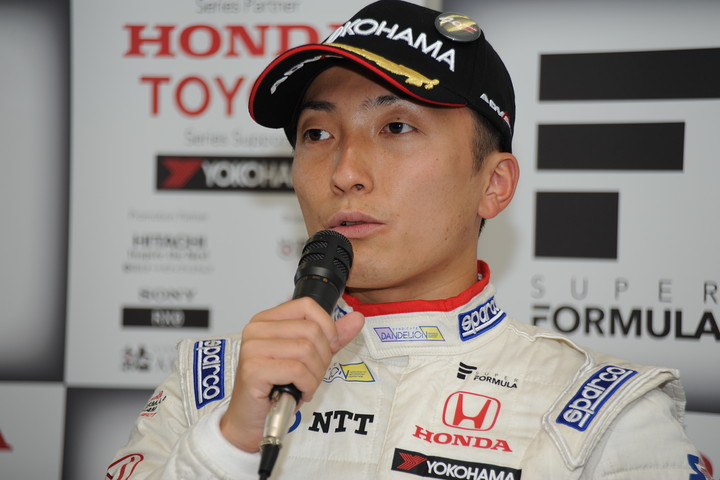 予選記者会見: ポールポジションの野尻智紀（DOCOMO TEAM DANDELION RACING）