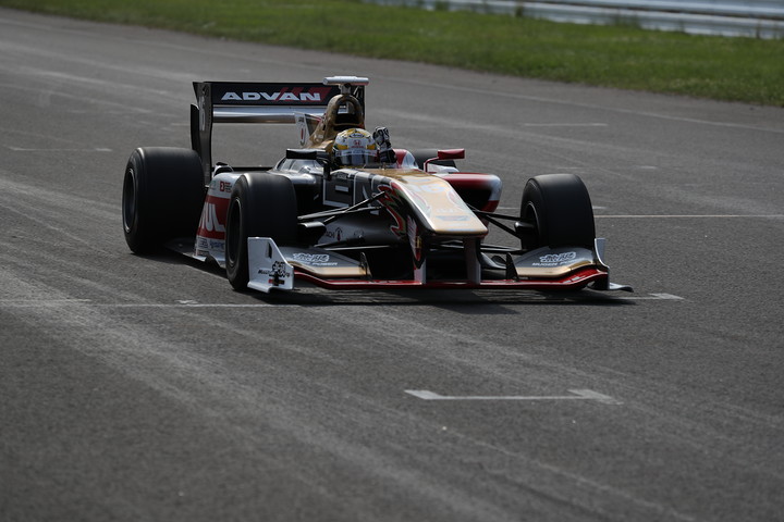 トップでゴールする山本尚貴（TEAM MUGEN SF14）