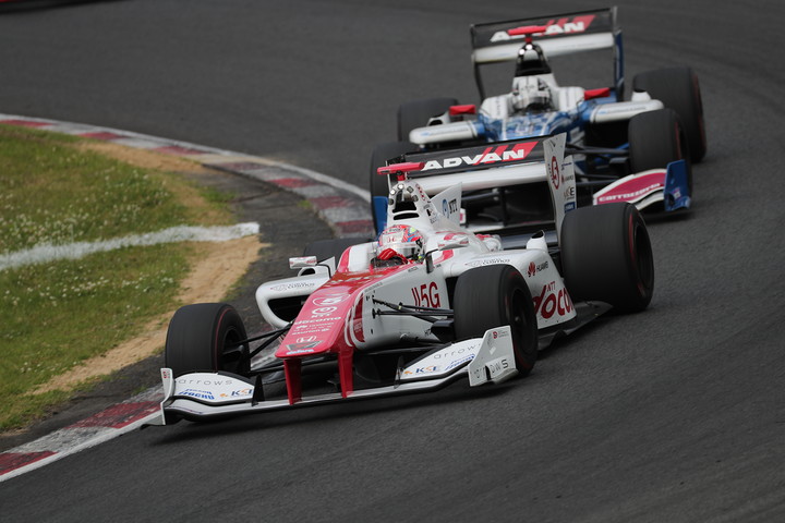 序盤を盛り上げた野尻智紀と小林可夢偉のトップ争い