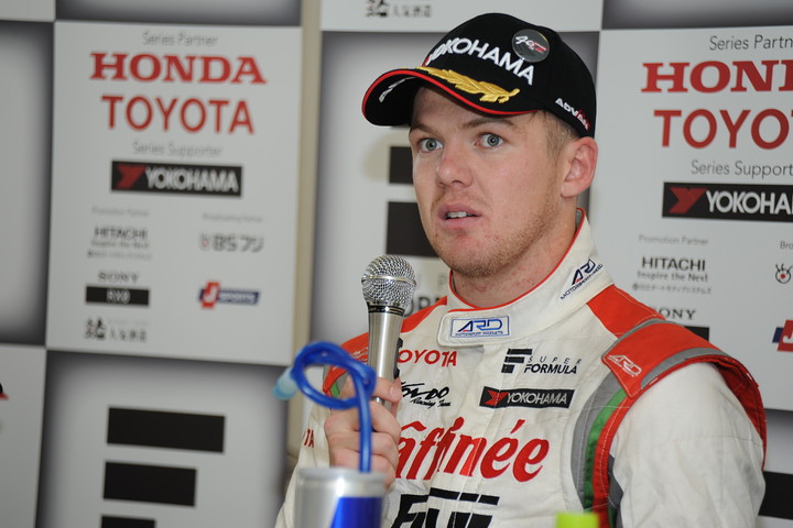 決勝記者会見: 2位のニック・キャシディ（KONDO RACING）